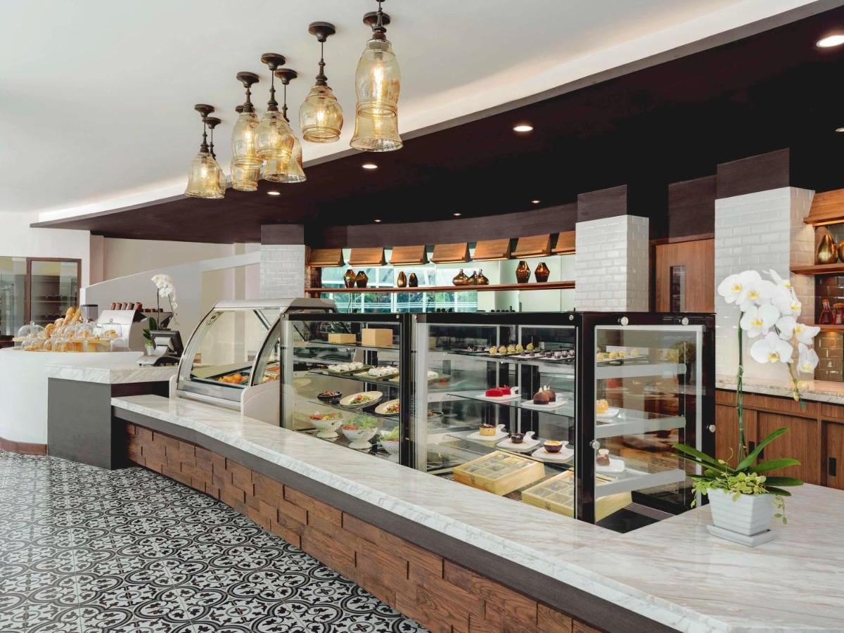 Moevenpick Hotel Bangkok Ploenchit Bdms Екстериор снимка