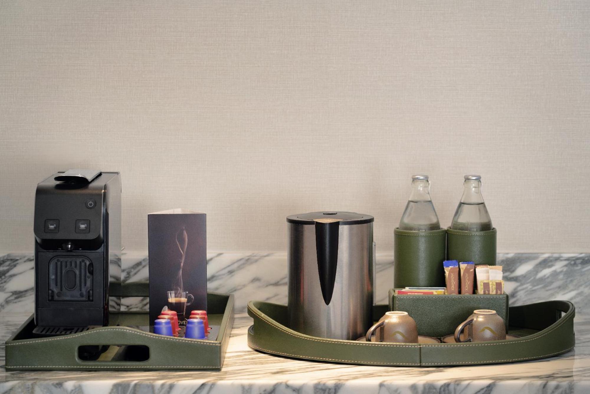 Moevenpick Hotel Bangkok Ploenchit Bdms Екстериор снимка
